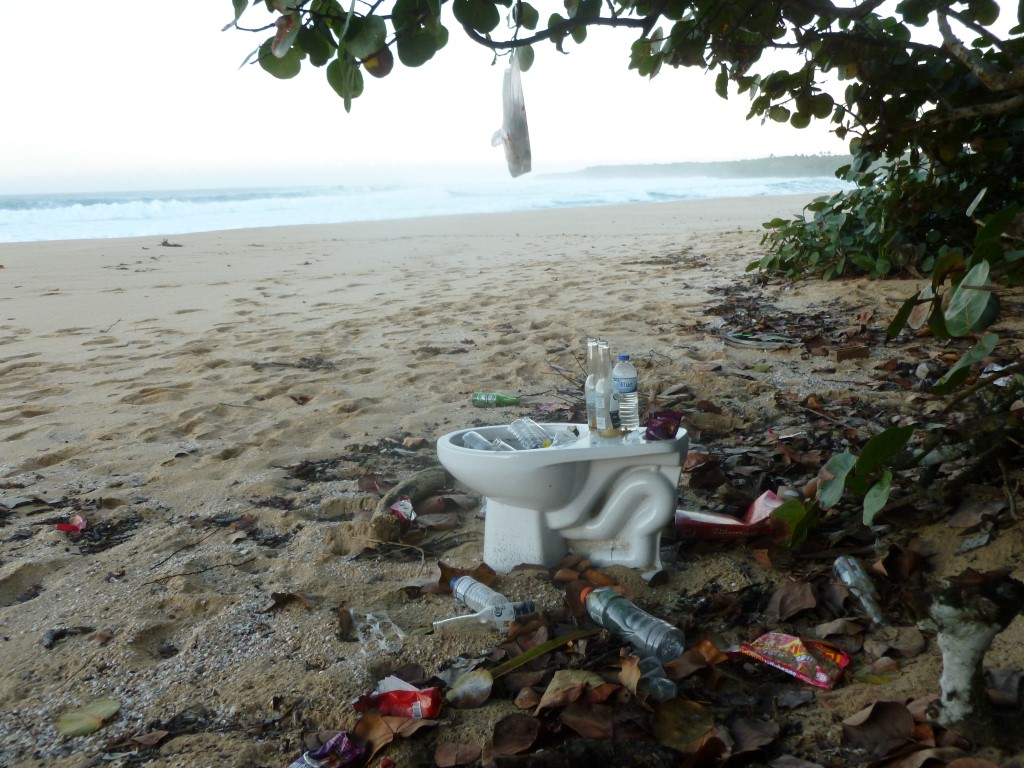 toilet beach  throw the garbage at beach