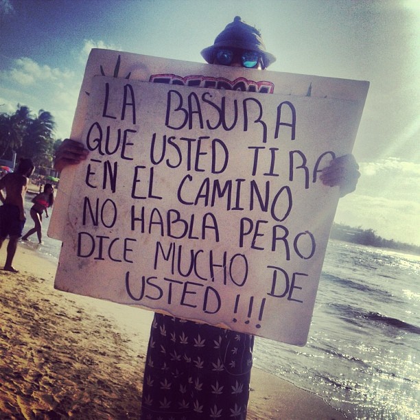 Un letrero que lleva a lo largo de los últimos 4 años protestando en varias playas de Puerto Rico